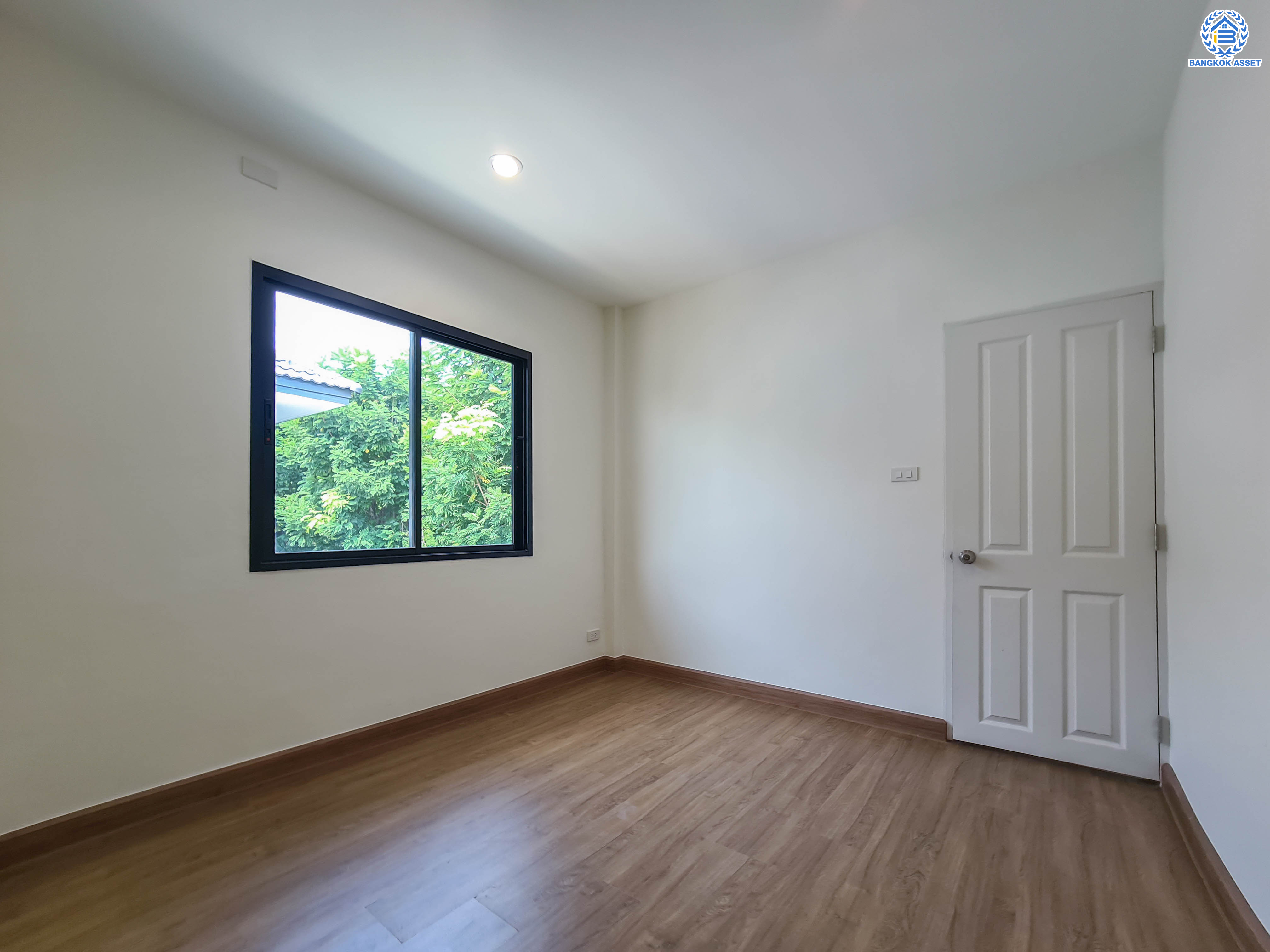 บ้านมือสองตกแต่งใหม่ แบรนด์ LH โครงการ ชัยพฤกษ์ บางบัวทอง หลังใหญ่ เนื้อที่ 55.2 ตร.ว. ฟังก์ชัน 3 ห้องนอน 3 ห้องน้ำ 1 ห้องอเนกประสงค์ พร้อม Facilities ครบครัน บนทำเลเดินทางสะดวก ติดถนนบางกรวย-ไทรน้อย ใกล้เซ็นทรัลเวสต์เกต และรถไฟฟ้าสายสีม่วง "สถานีบางพลู"